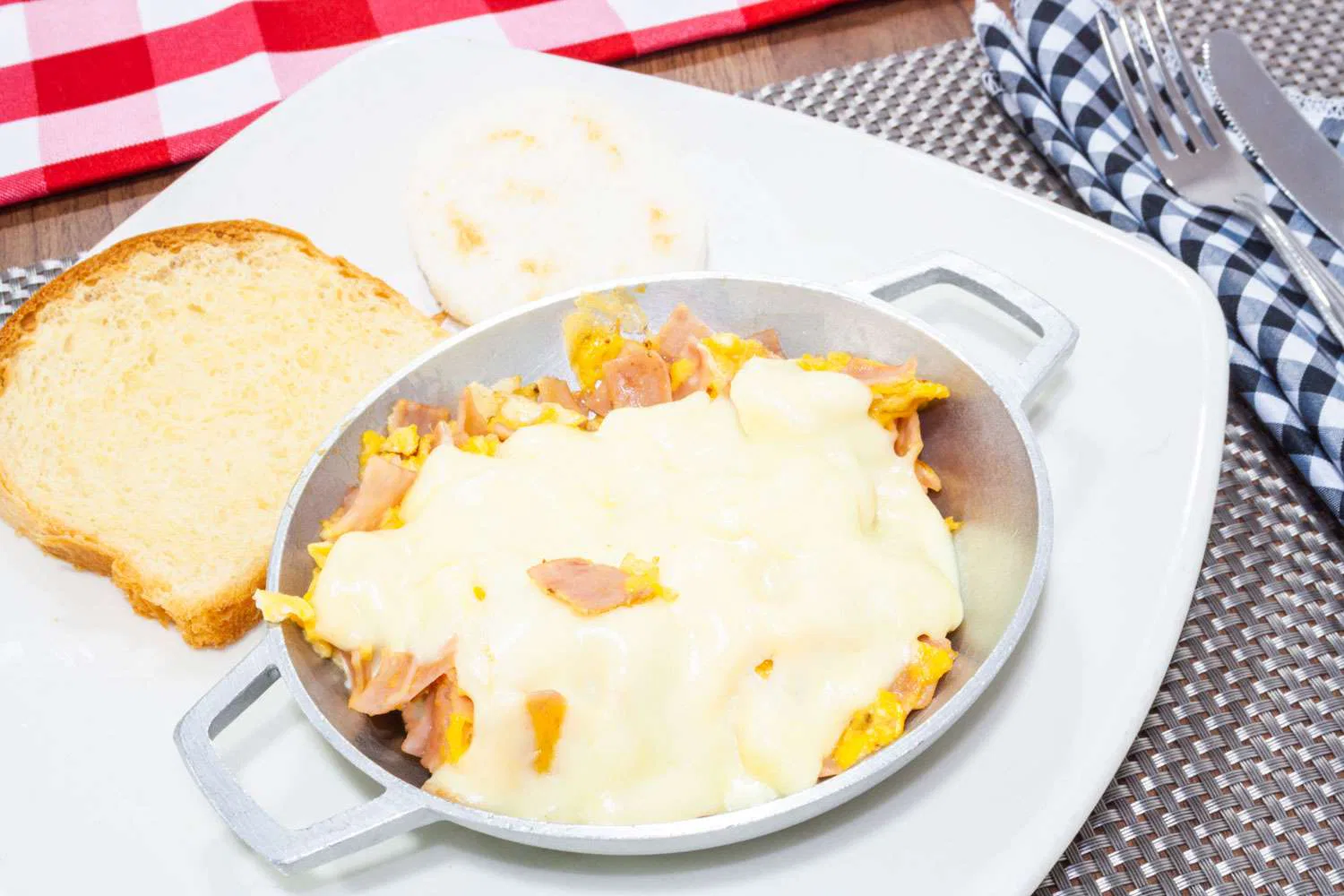Huevos con jamon y queso