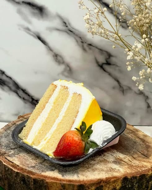 Porción de torta fría sabor durazno