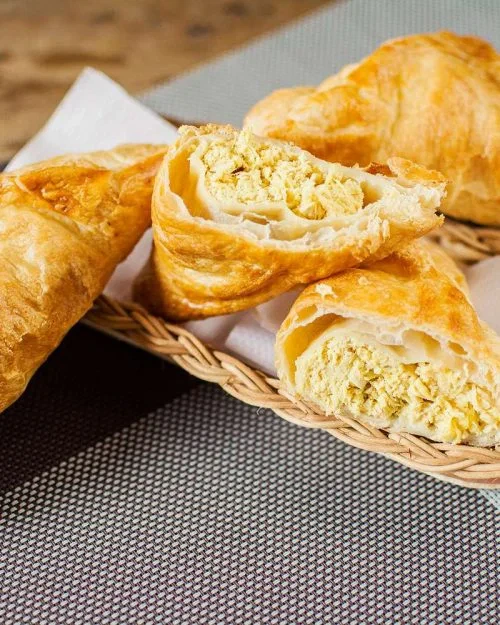 3 Hojaldres de pollo servidos en una canasta