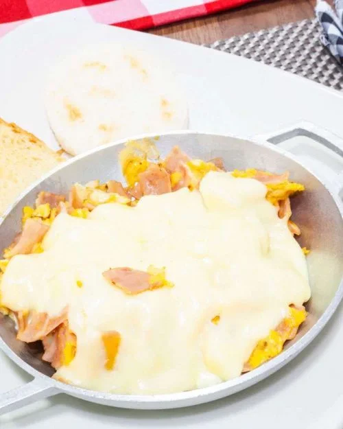 Huevos con jamon y queso