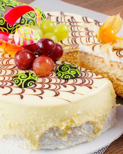 Torta fría tres leches de 1 libra con uvas y chocolate blanco